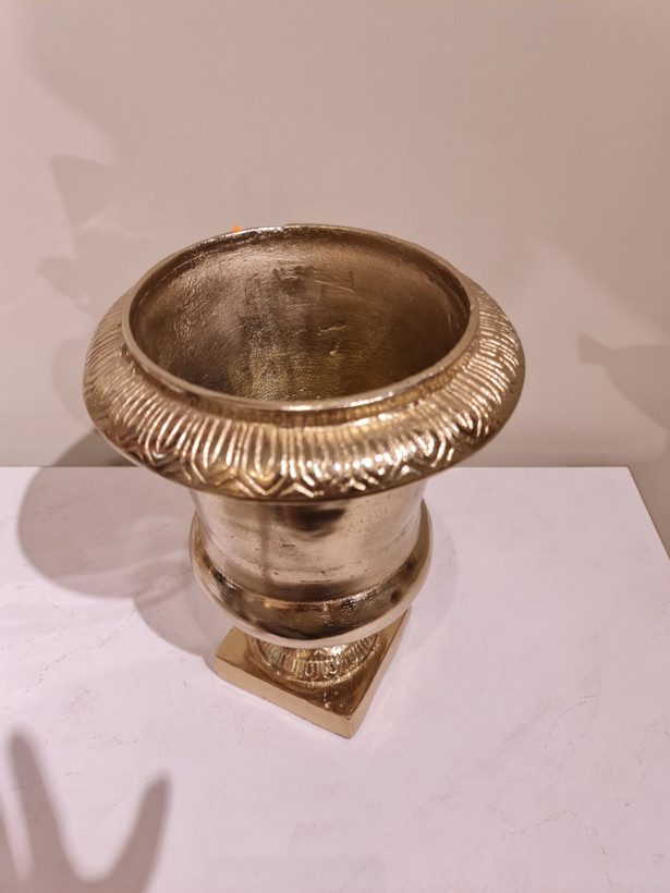 گلدان پایه دار