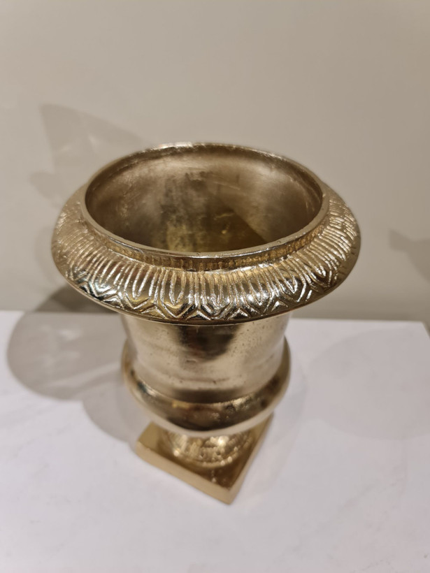 گلدان پایه دار